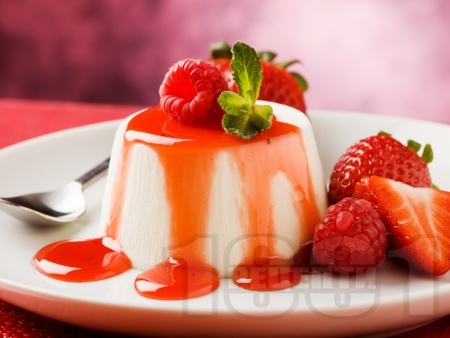 Студен десерт от кисело мляко с желатин и сладко от ягоди (желе) - лек, бърз и лесен - снимка на рецептата